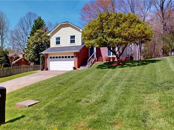 713 Old Barn Cir, Pilot Mountain, NC 27041