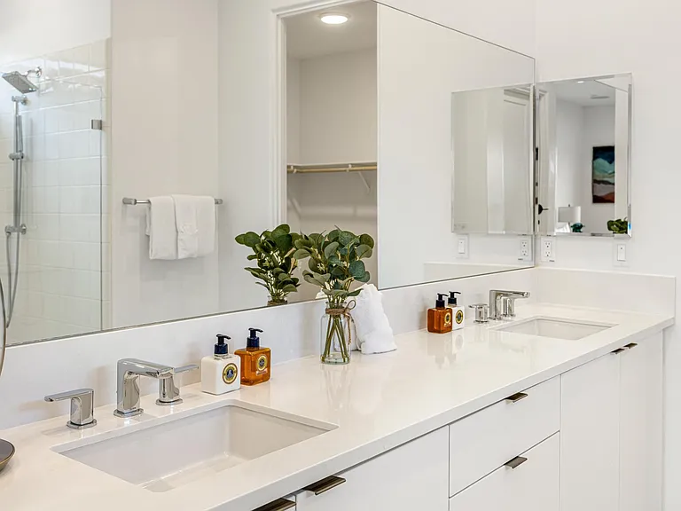 Master Suite 1 Bathroom