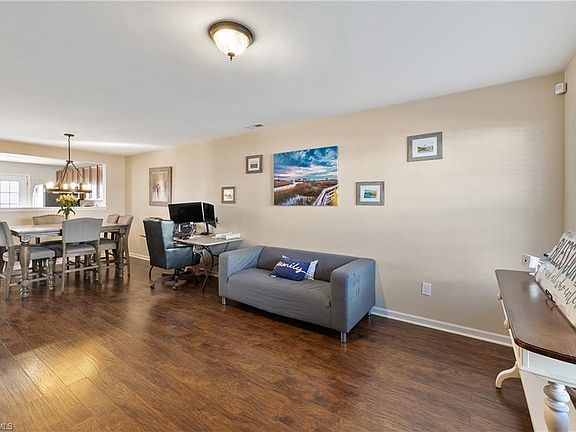 4th image of 309 Robyns Glen Cir