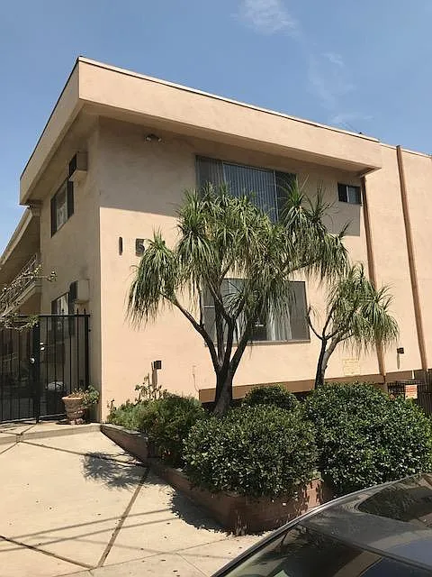 1544 N Fuller Ave — Photo 2