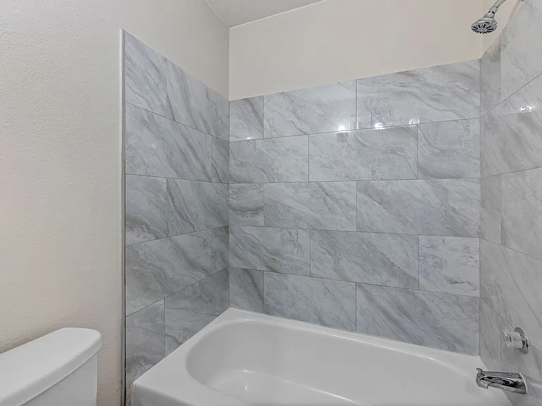 Hawk Point Apartments — Photo 23