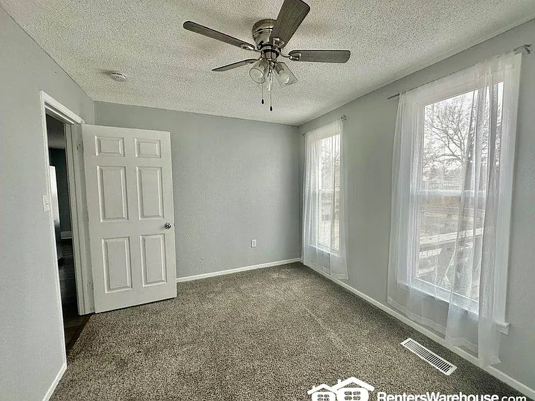 105 E 3rd Ave — Photo 18