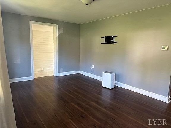3rd image of 1028 Oakmont Cir