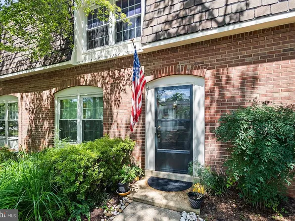 8210 Carrleigh Pkwy #6, Springfield, VA 22152