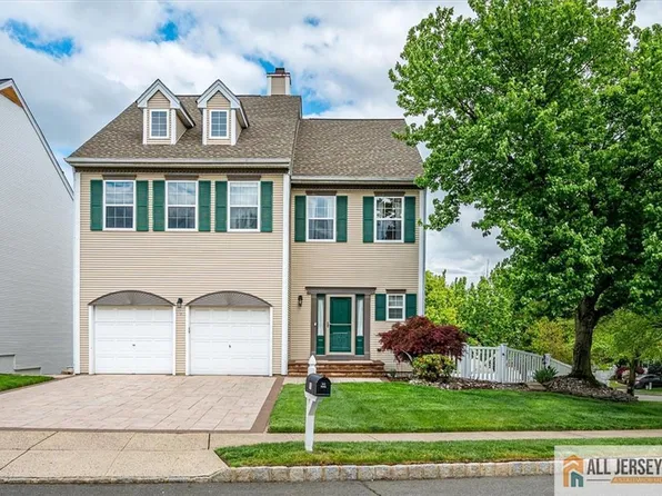 10 Villanova Dr, Kendall Park, NJ 08824