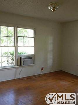 5th image of 725 Thersa Dr