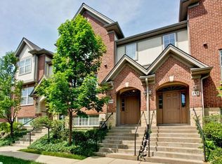 215 River Front Dr, Mount Prospect, IL