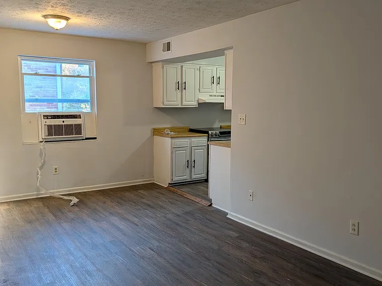 3224 Springfield Dr — Photo 3