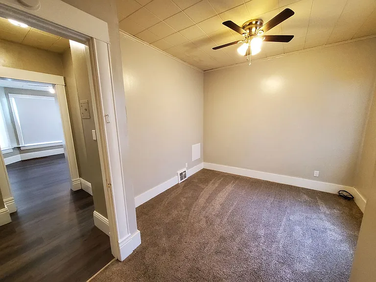 Remodeled 2 Bd with huge kitchen, dining room and living room — Photo 23