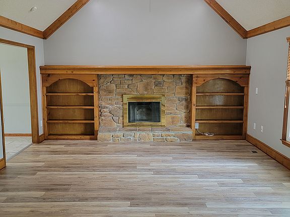 Great room with vaulted ceilings.
