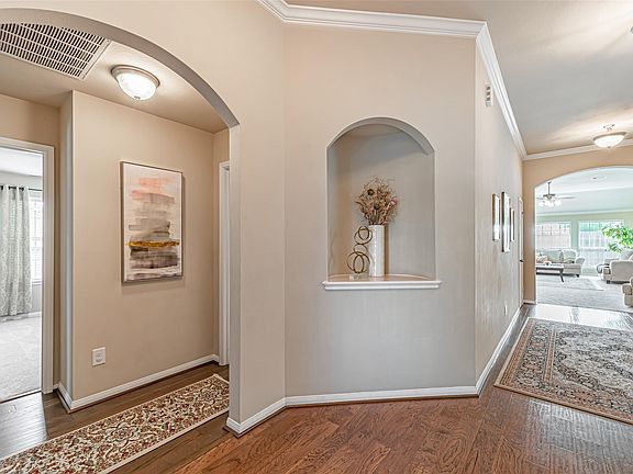 3rd image of 119 Emerald Loch Ln