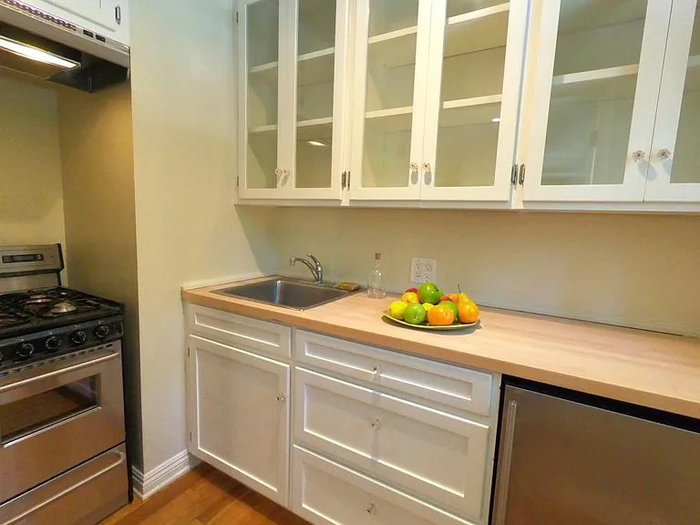2285 N Beachwood Dr #12 — Photo 13