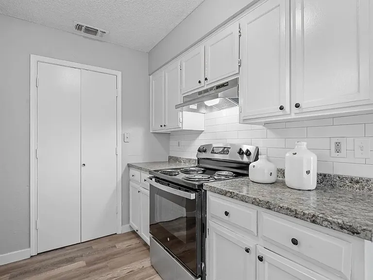 103 Oakwood Ln — Photo 2