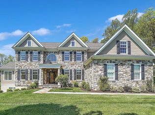 8 Whitehorse Meadows Rd, Malvern, PA 19355