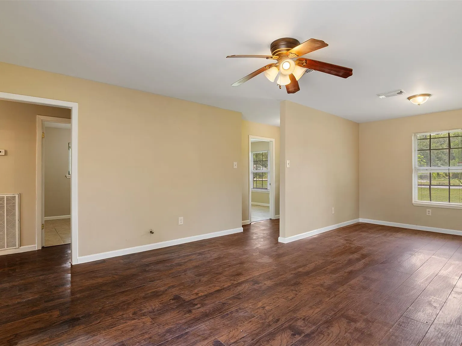 3 bed, 1.5 bath, 1358 sqft, $1,850 — Photo 3