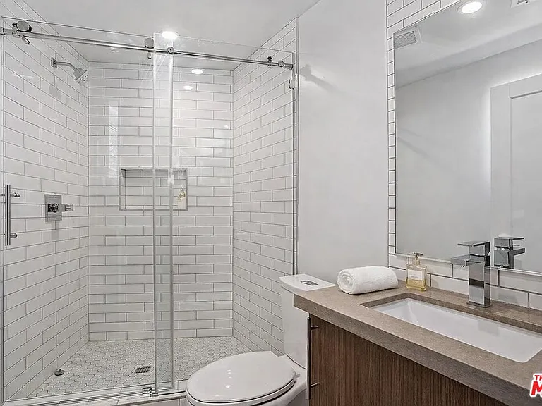 2120 N Beachwood Dr — Photo 23