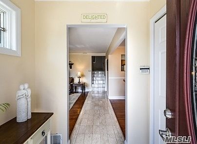4th image of 558 Roosevelt Ave