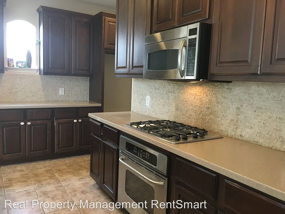 4 bed, 2640 sqft, $3,195 — Photo 4