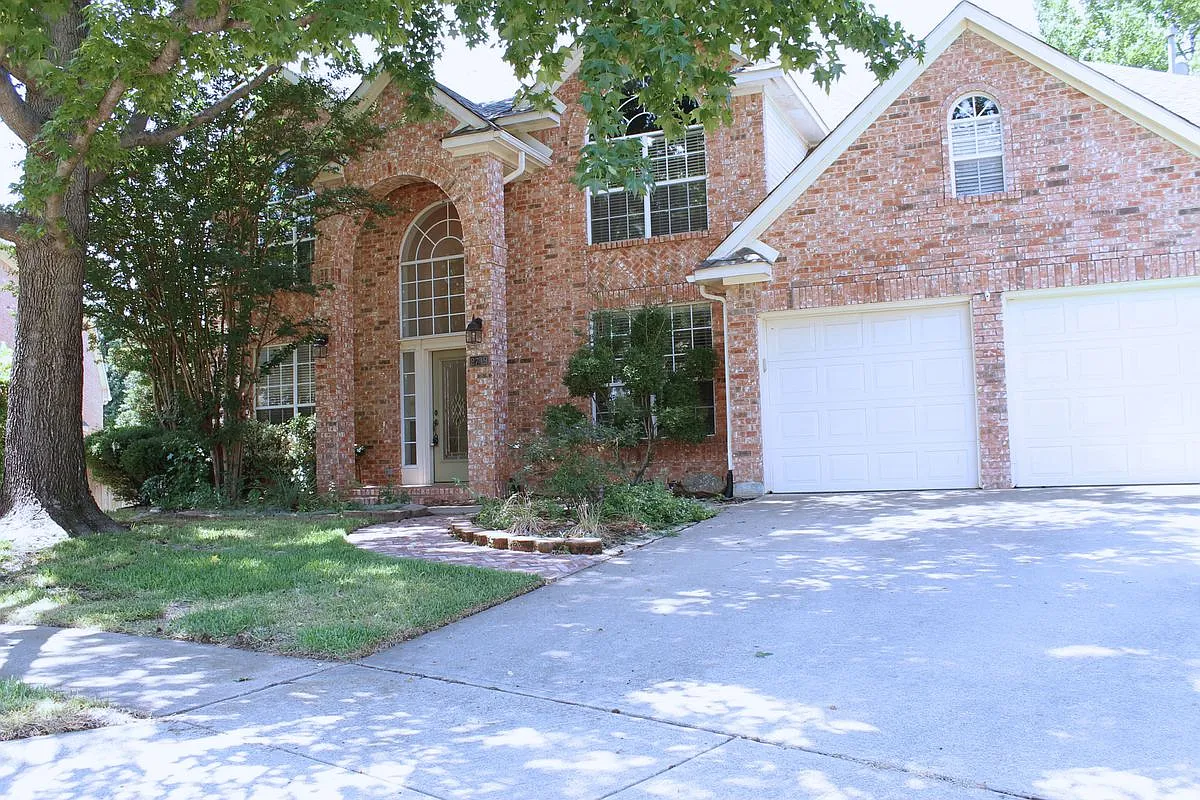 Building Photo - 2719 Hidden Lake Dr