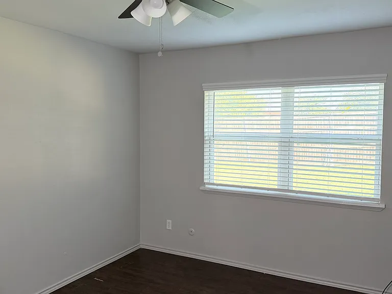 1024 Hawthorne Dr — Photo 15