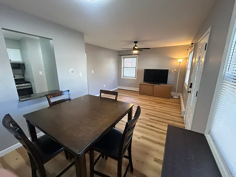 4 S Franklin St #B — Photo 3