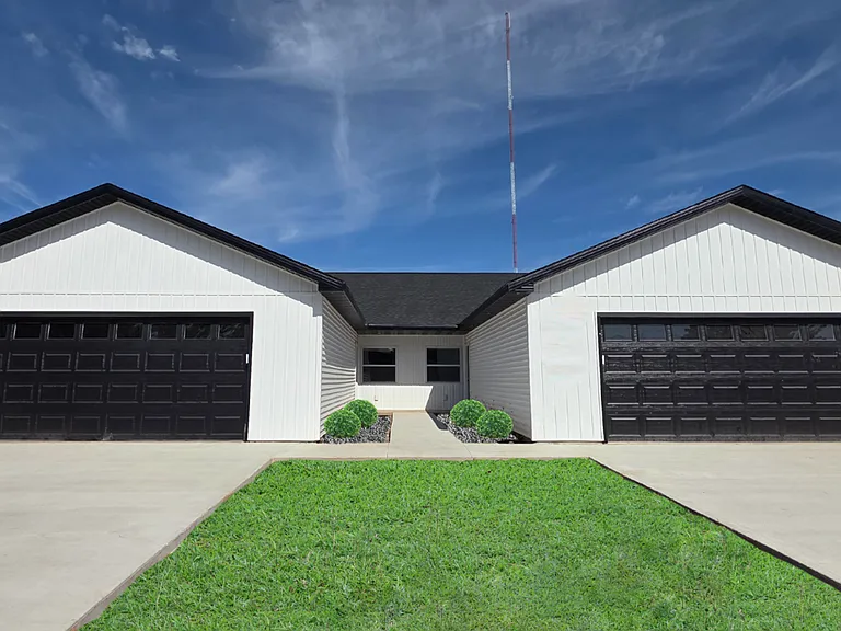 525 Rustic Ridge Dr — Photo 2