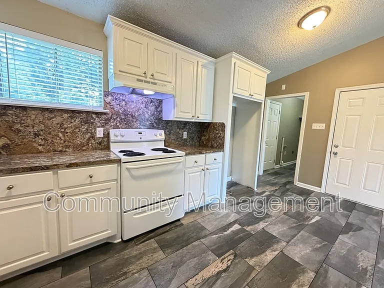 1442 Clinton Dr — Photo 4