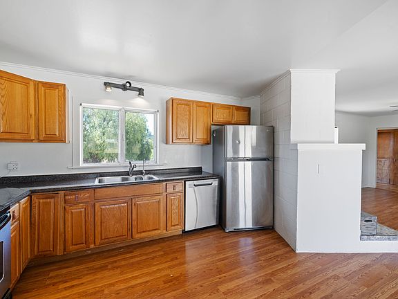 4th image of 1291 Thompson Ave