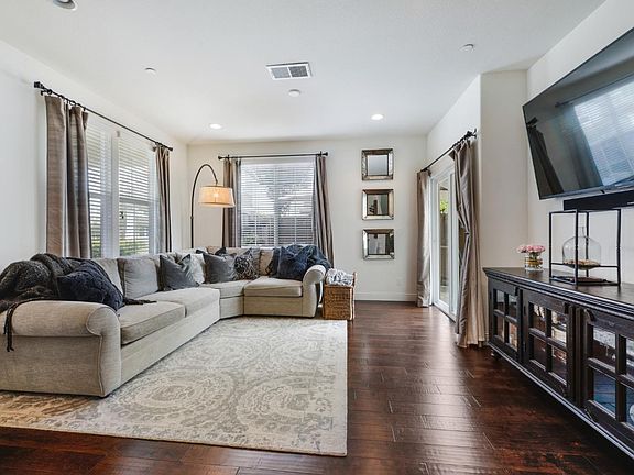 4th image of 18415 Emerald Ln