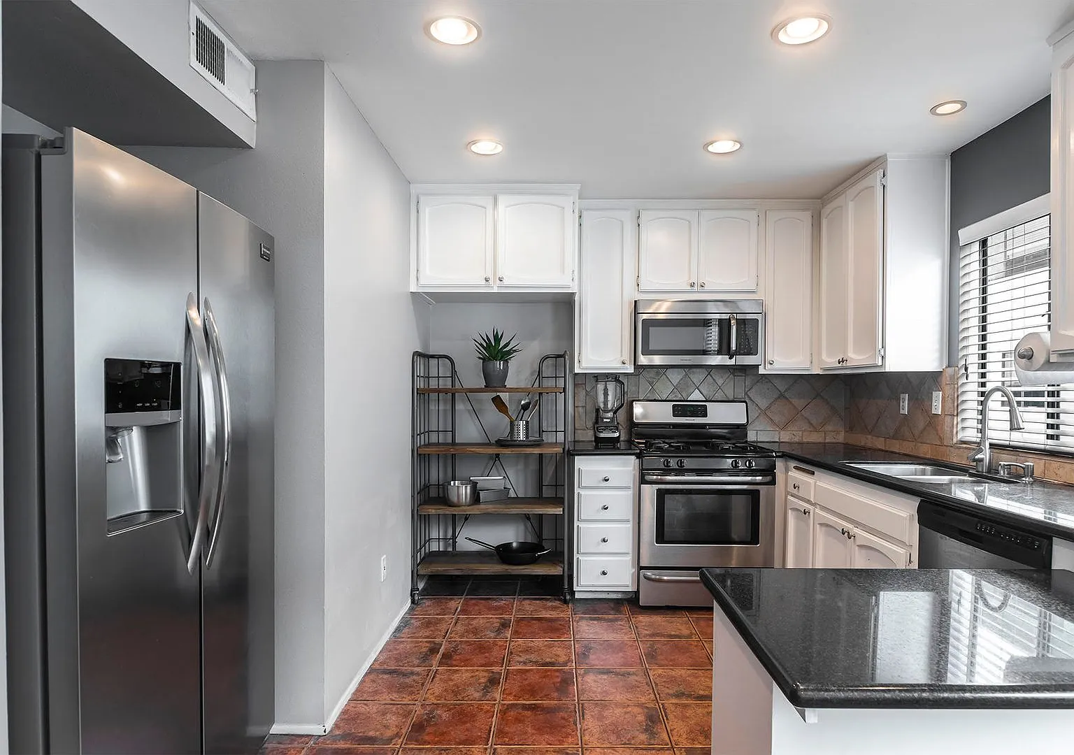 Light Filled 3-Story Townhome in Pool Community — Photo 4
