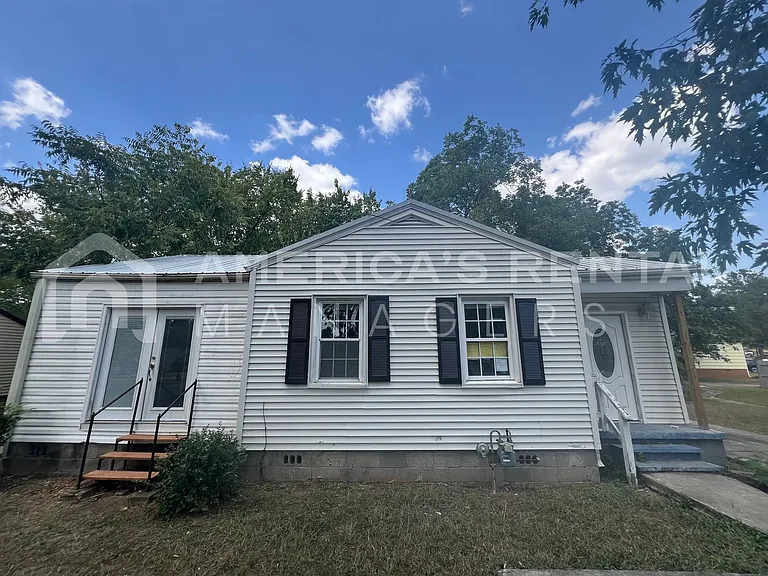 1318 Woodward Rd — Photo 2