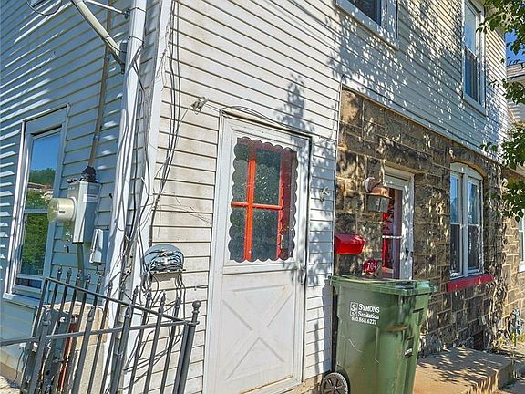 2nd image of 704 Hayes St