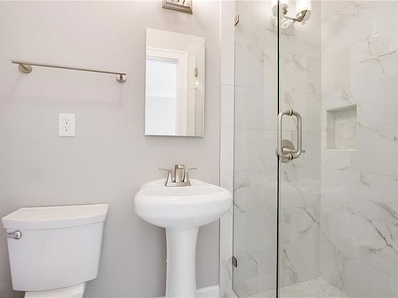 5th image of 708 N Glasgow Dr