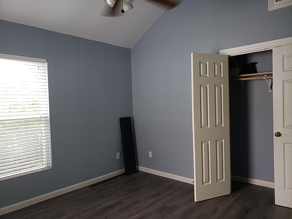 Large bedroom with 2 door closet