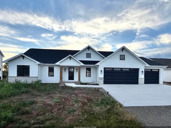 N8864 Galway Ln, Menasha, WI 54952