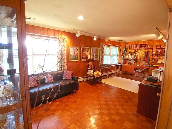 3rd image of 118 Schoolhouse Ln