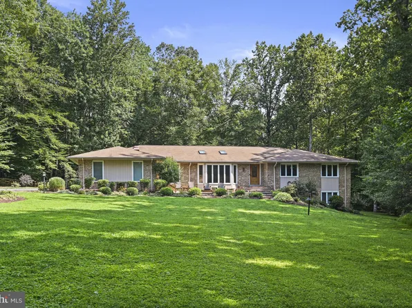 11308 Seneca Cir, Great Falls, VA 22066