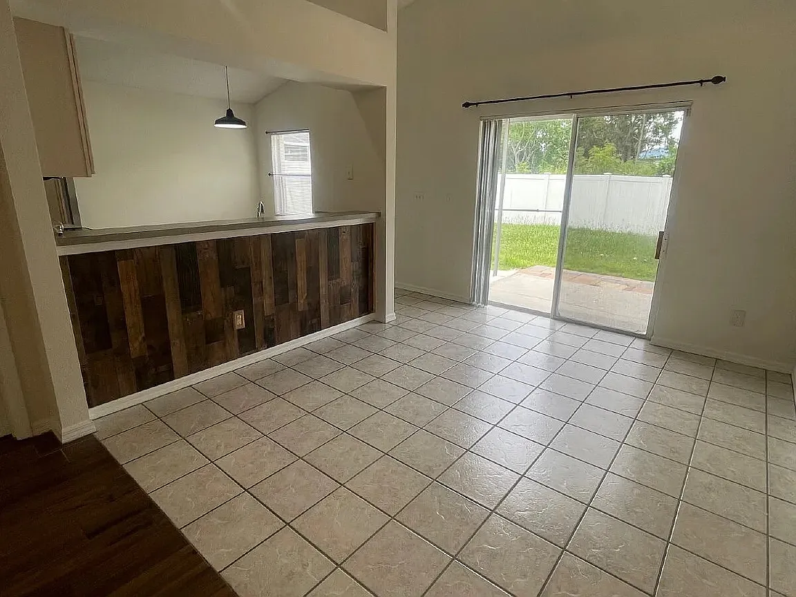 4 bed, 1612 sqft, $2,270 — Photo 3