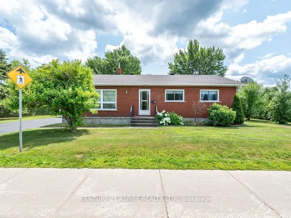 13 Herman St, Petawawa, ON K8H 1W1