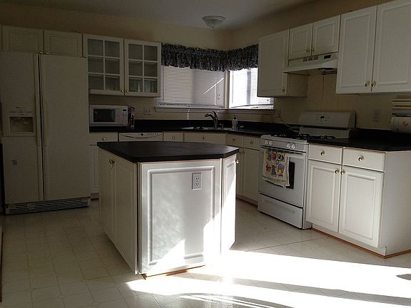 5th image of 34835 Pickford Dr
