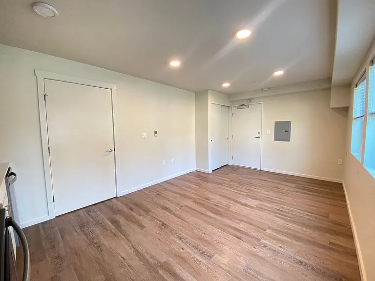 Plaza Apartments — Photo 153