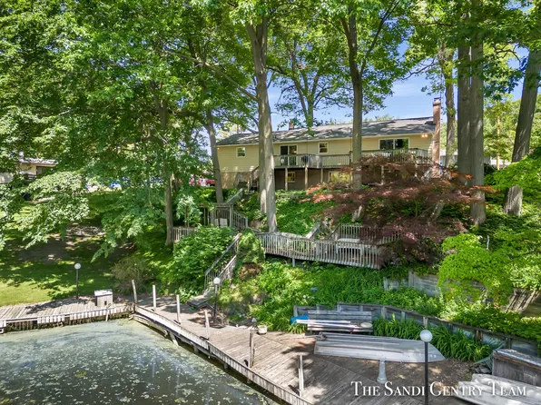 16200 Norfolk Dr, Spring Lake, MI 49456