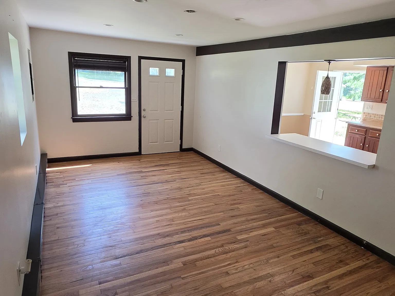 4 bed, 1.5 bath, 2160 sqft, $2,500 — Photo 3