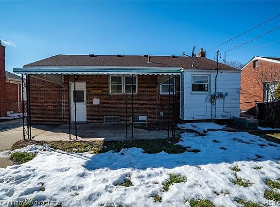 2nd image of 28390 Fountain St