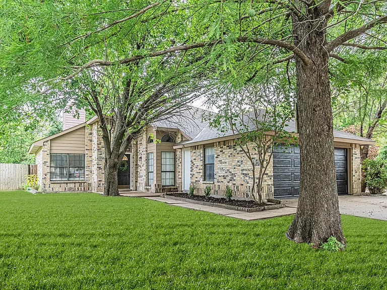 5203 Sutton Ct — Photo 1