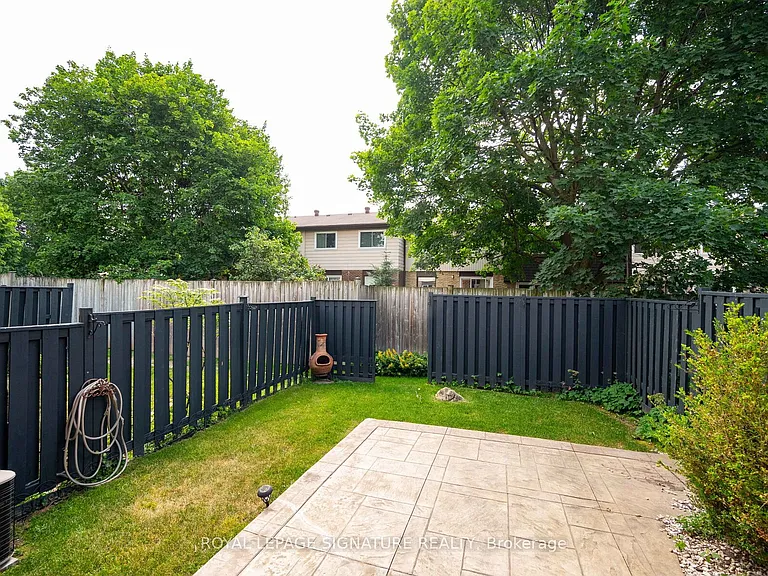 447 Ontario St N — Photo 48