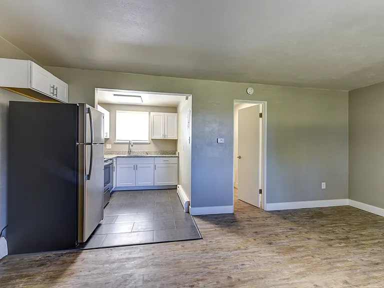 Clay Street Apartments — Photo 22
