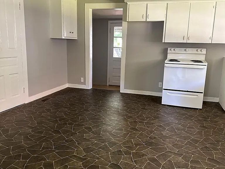 360 Farley St — Photo 2