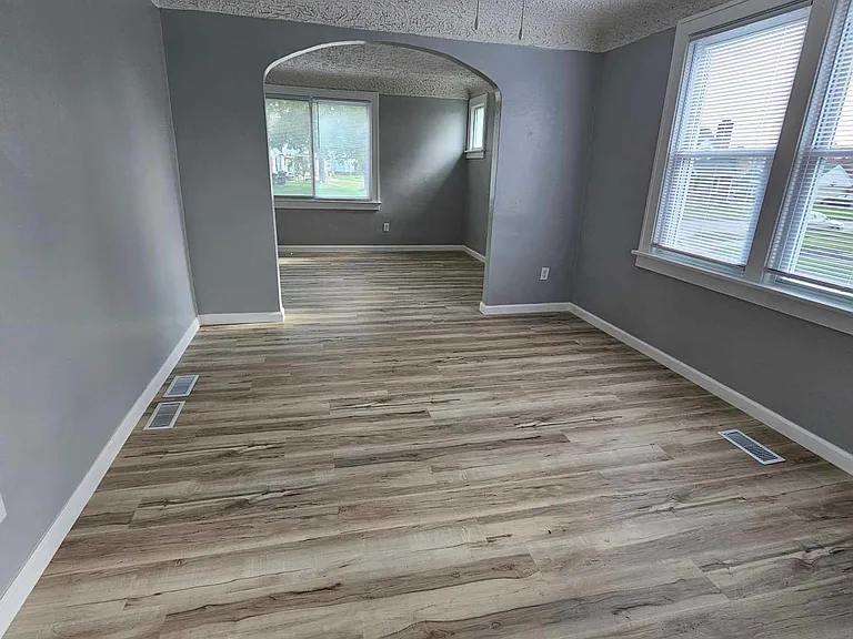 2401 Burnside Ave — Photo 7