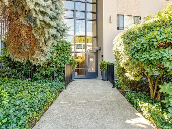 9901 NE 4th St APT 21, Bellevue, WA 98004